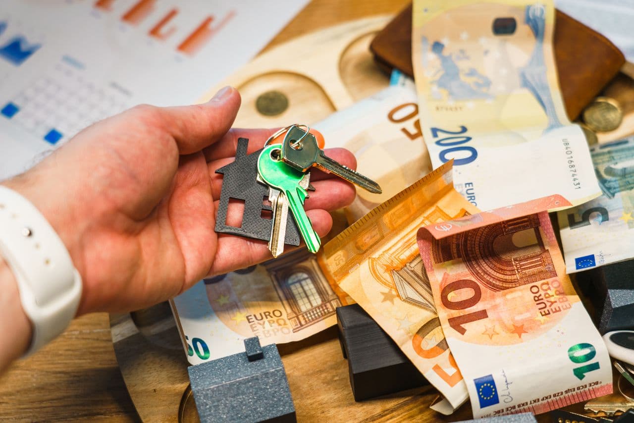 Best Side Investments That Build Wealth While You Sleep